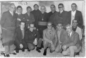 1969 Monsr. Montero con los sacerdotes de la localidad y grupo de fieles                                                       